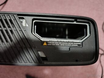 Xbox 360 E + kinect + 2 hry + 2 ovládače - 7