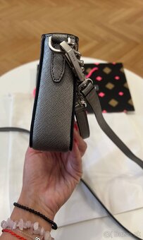 Strieborná crossbody DKNY kabelka - 7