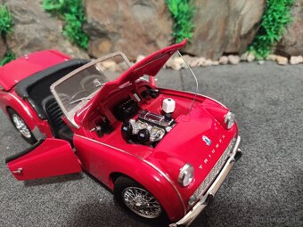 prodám model 1:18 Triumph TR3a KYOSHO - 7