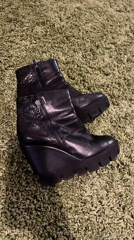 Predám kožuchy S a k nim topánky 38 - 7