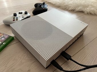 Xbox one S 1TB dva ovládače, 3 hry-TOP CENA - 7