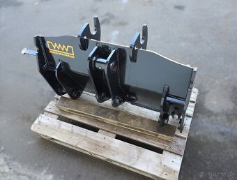 Predný rýchloupínač na traktorbáger Mecalac / Terex TLB990 - 7