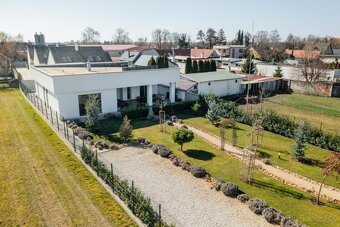 Domov v oáze pokoja s udržiavaným pozemkom 4348 m2 v MA - 7