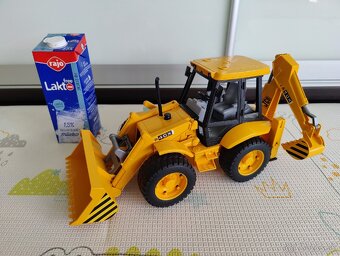 BRUDER JCB 4CX traktor - 7