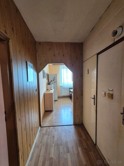 Na predaj priestranný 3-izbový byt s garážou, obec Koš (okre - 7