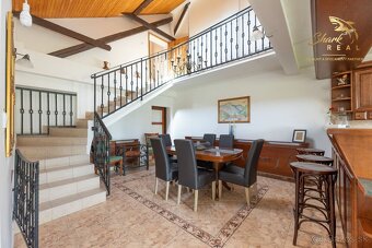 Jedinečná rodinná usadlosť s bazénom, posilňovňou, wellness  - 7