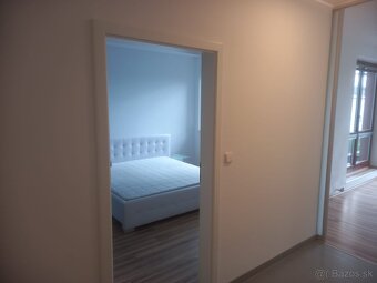 PONÚKAME NA DLHODOBÝ PRENÁJOM 3-izbový byt s 80 m2 terasou - 7