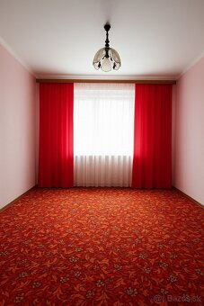 Dom pri minerálnom prameni, s potokom na konci záhrady - 7