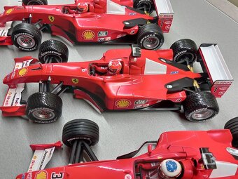 3x F1 FERRARI F2001 a F2000 SCHUMACHER HOTWHEELS 1:18 - 7