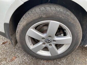 Volkswagen Touran striebornej farby - 7
