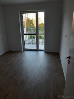 2i čiastočne zariadený byt s balkónom, staré sídlisko Priev - 7