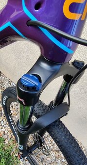 Exkluzívny karbónový horský bicykel CFM - 7