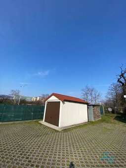 Objekt s garážou , záhradou a parkovaním . - 7