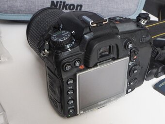 Nikon D7000 s príslušenstvom. - 7