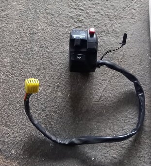 Čierne plexi vypínač,prepínač suzuki gsxr 1000 k5,k6,k7 - 7
