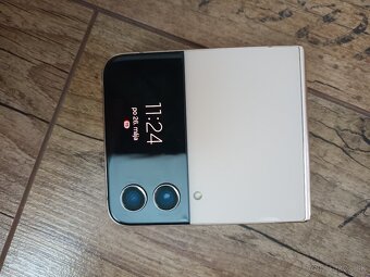 Samsung Galaxy Z Flip4 128 GB zlaty - 7