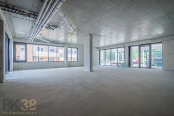 Na predaj – priestranné obchodné priestory - 7