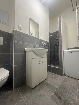 Apartmán s výhľadom na zeleň len 3 minúty od centra BB 🌿 - 7
