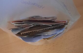1000 ks poštových známok + ďalšie výstrižky - 7