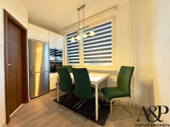 REKONŠTRUOVANÝ VEĽKÝ 3 IZB. BYT S DVOMI BALKÓNMI, 84M2, ROBO - 7
