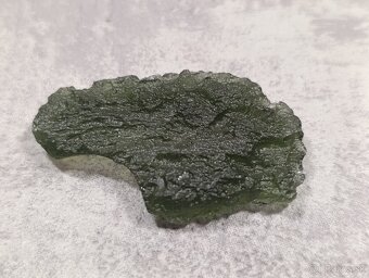 Krásný velký Vltavin z Chlumu, 14,36 gramu, ve stojánku - 7