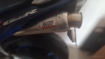 Suzuki GSR 600 - 7