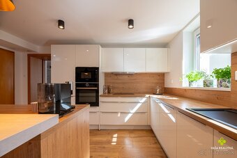 Štýlový a priestranný rodinný dom v slepej ulici s bazénom - 7