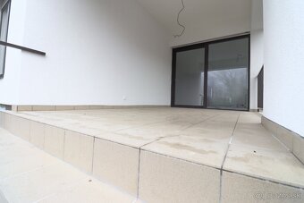 MODERNÝ DVOJDOM V POVODE- VEĽKÝ POZEMOK - 7