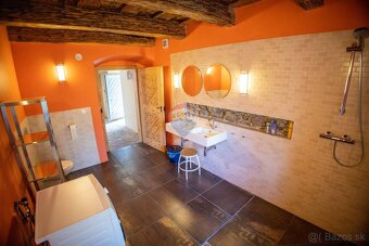 Krásne zrekonštruovaný historický dom v obci Vyhne - 7