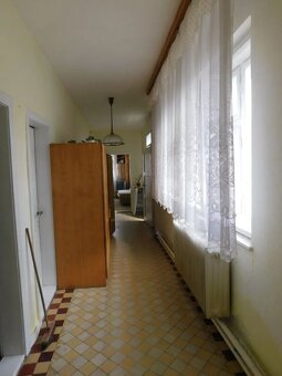 Na predaj rodinný dom s veľkým pozemkom 2303 m2 v obci Hradi - 7