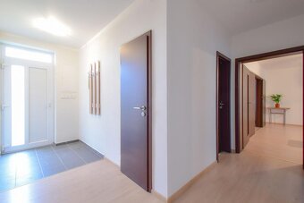 -Moderný 4-izbový bungalov s veľkým pozemkom len 10 minút od - 7