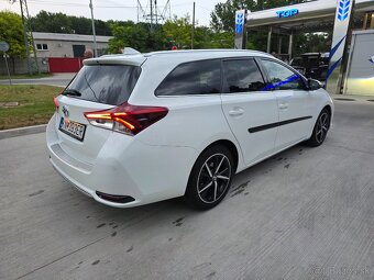 Toyota Auris 1,6 Benzin Automat Top Stav kúpene na Sk - 7