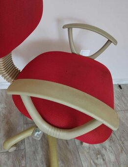 Červená stolička - 7