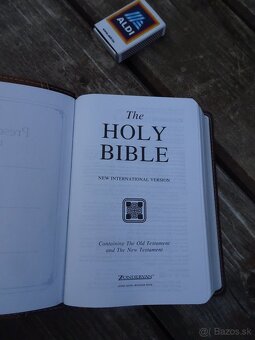 Predám vreckovú BIBLIU viazanú v umelej koži - 7