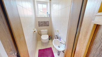 Na predaj rozmerný rodinný dom s pozemkom 2480 m2 v Dubnici - 7