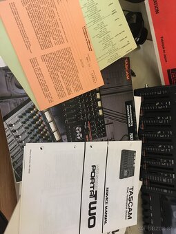 Tascam Portastudio TWO - Balenie, manualy, zdroj, popruh - 7