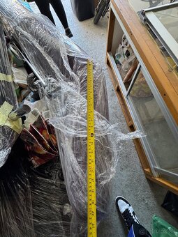 Elegantný fialový gauč s taburetkou a vankúšmi – výborný sta - 7