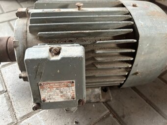 Predám funkčný hobľovací stroj, píla na kov a 3f motor - 7