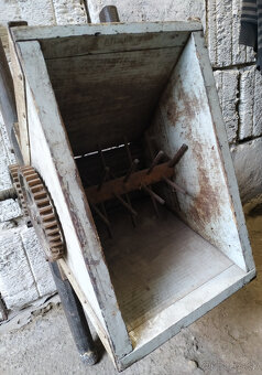 Starý ručný DRVIČ hrozna - Mlynček na hrozno - 7