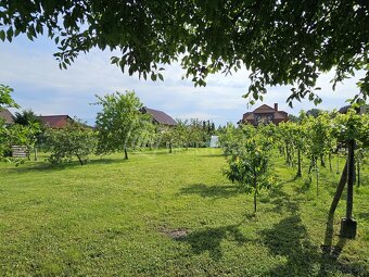 Priestranný pozemok 2052 m² so starším domom vo výbo… - 7