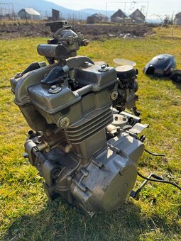 Motor z motorky Kawasaki ER-5 - 7