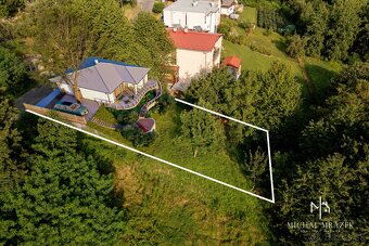 rozlohe 820 m2 v pokojnej časti mesta Nová Baňa. Cena je bez - 7