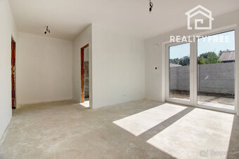 Na predaj skolaudovaný 4i RD s pozemkom 596 m² v Malej Pake. - 7