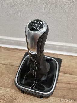 R36 GT kožená radiaca páka s BIELYM / ČERVENYM šitím - 7