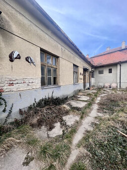 Na predaj veľkorysý pozemok, 5 izbový rodinný dom a hospodár - 7