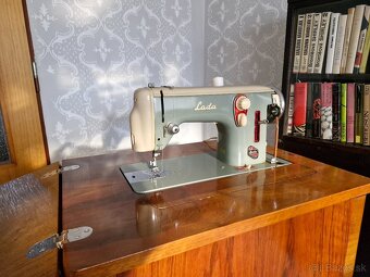 Skrinkový retro šijací stroj LADA - 7