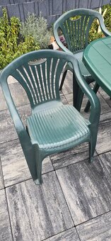 Predám komplet Plastový stôl +5 ks stoličky - 7