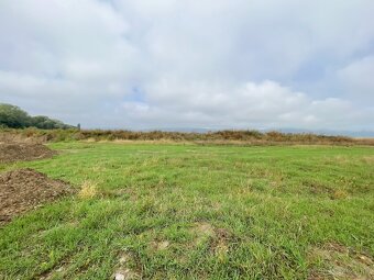 Exkluzívny stavebný pozemok s panorámou Malých Karpát - 7