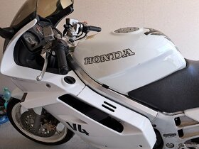 Honda VFR 750F RC36 - 7