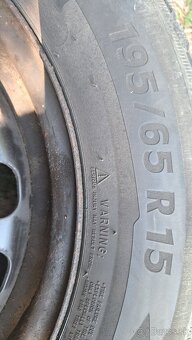 Zimne pneumatiky 195/65 r15,plechové disky. - 7